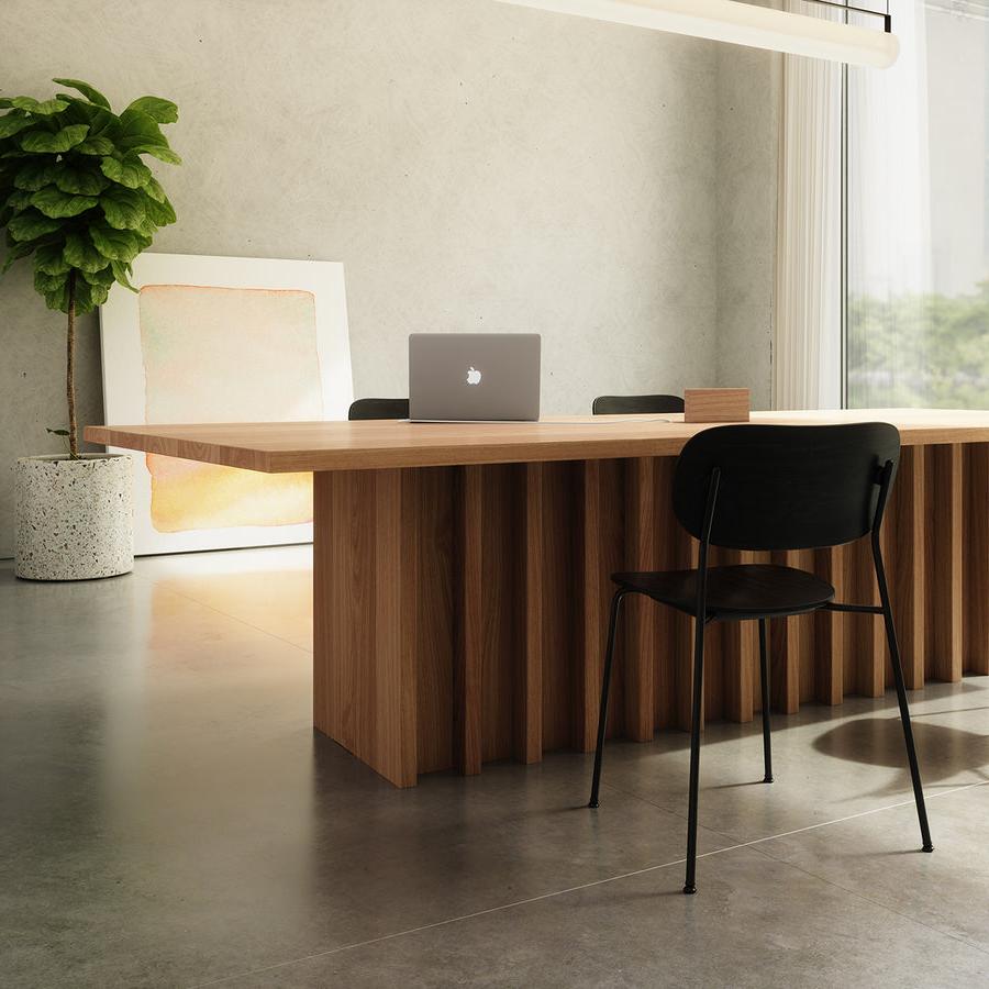 现代设计的木制会议桌